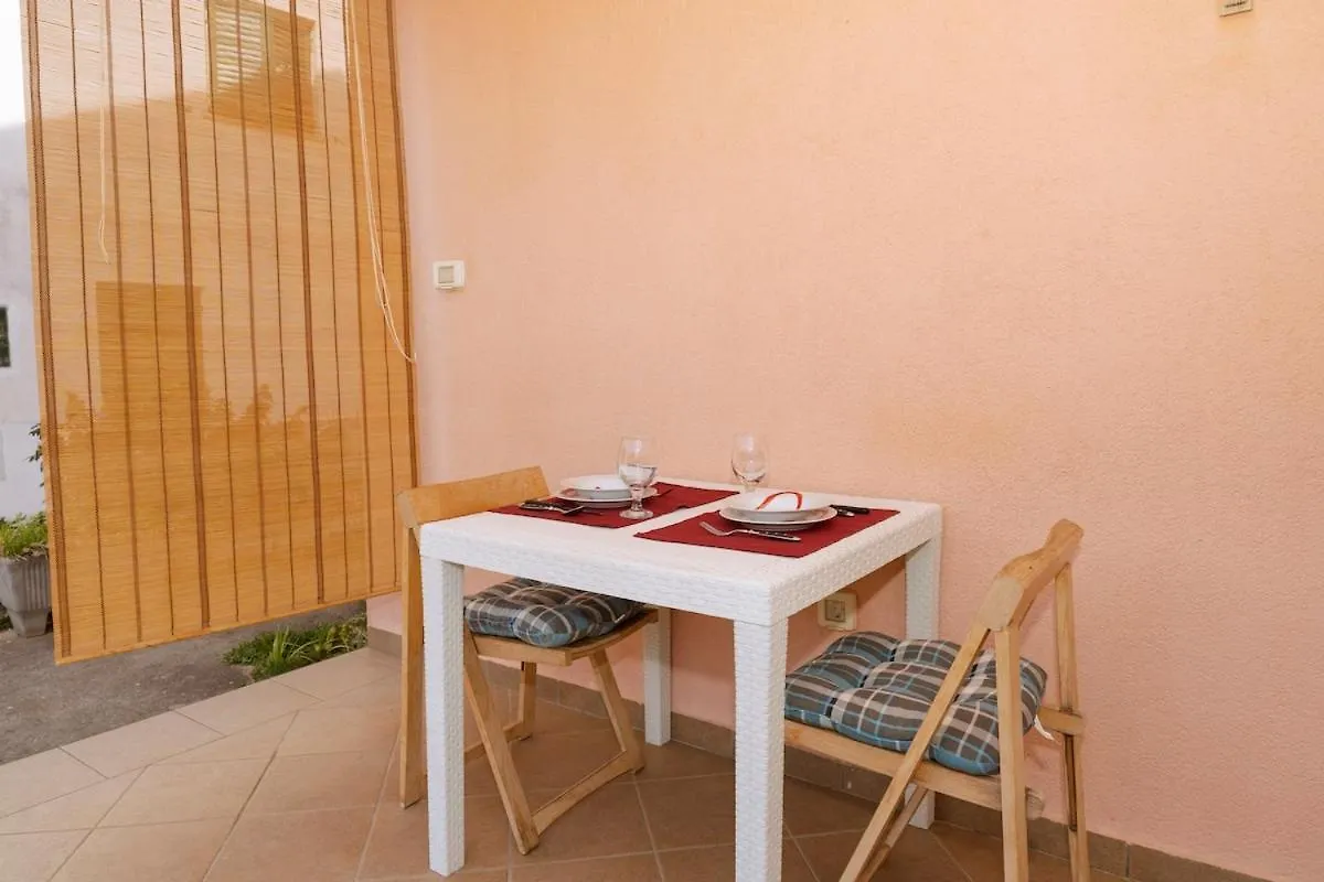 Rabac-Quiet And Cute Apartment With Grill,6001  ראבץ