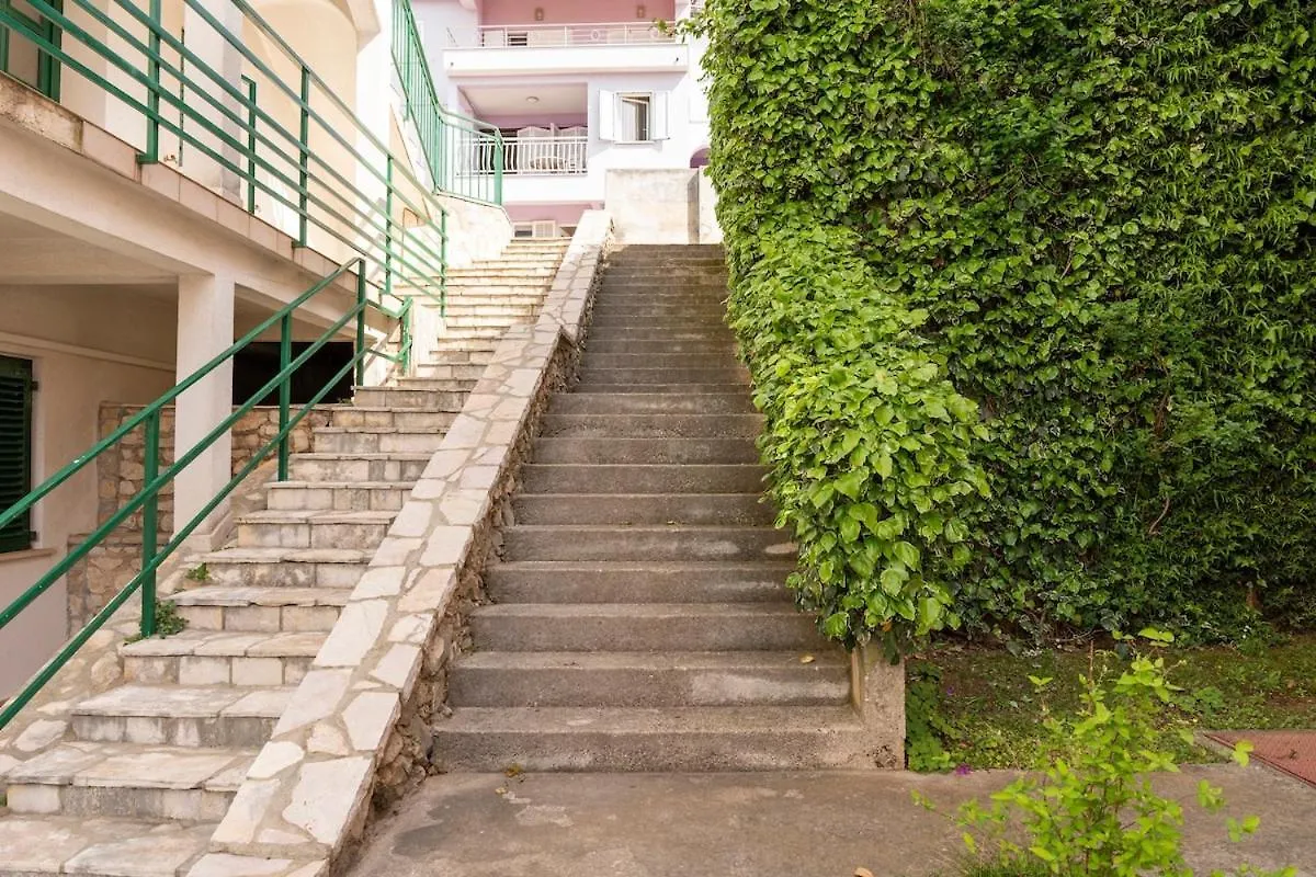 Rabac-Quiet And Cute Apartment With Grill,6001 קרואטיה